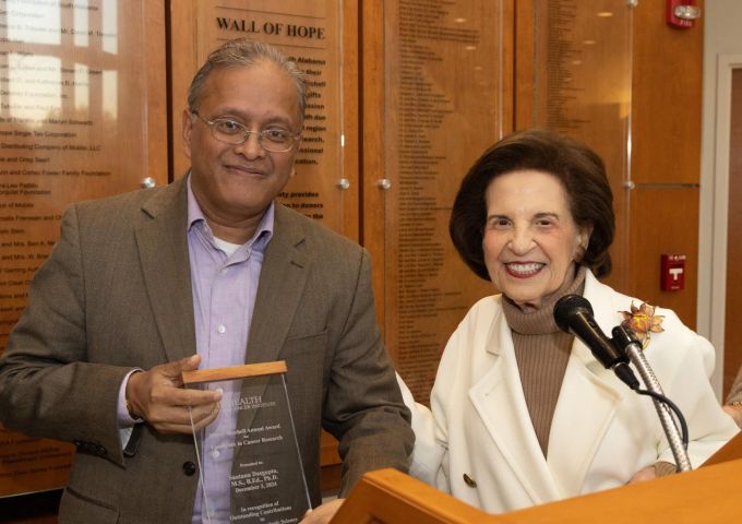 Dasgupta receives 2024 Mayer Mitchell Award for Excellence in Cancer Research