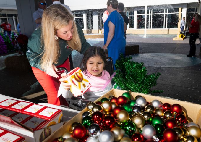 Pediatric patients pick out holiday trees at Children’s & Women’s Hospital